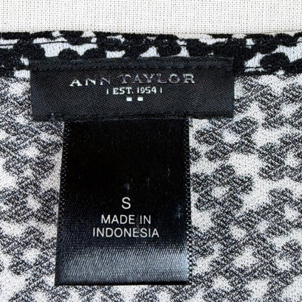 Ann Taylor Floral Print Long Sleeve Ruch Blouse size Small Black/White - Picture 2 of 5